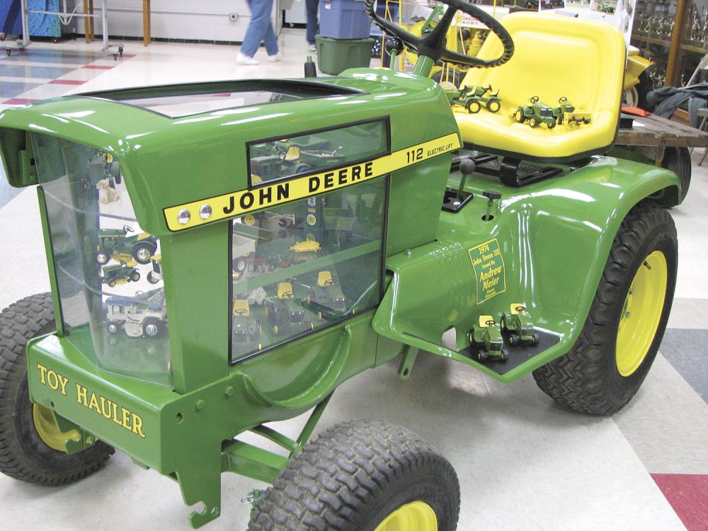 John Deere 112